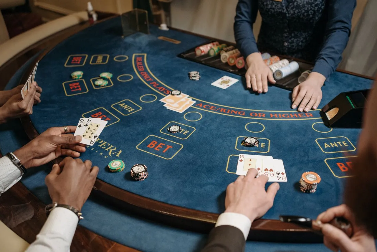 Pokerbord med kort og spillebrikker