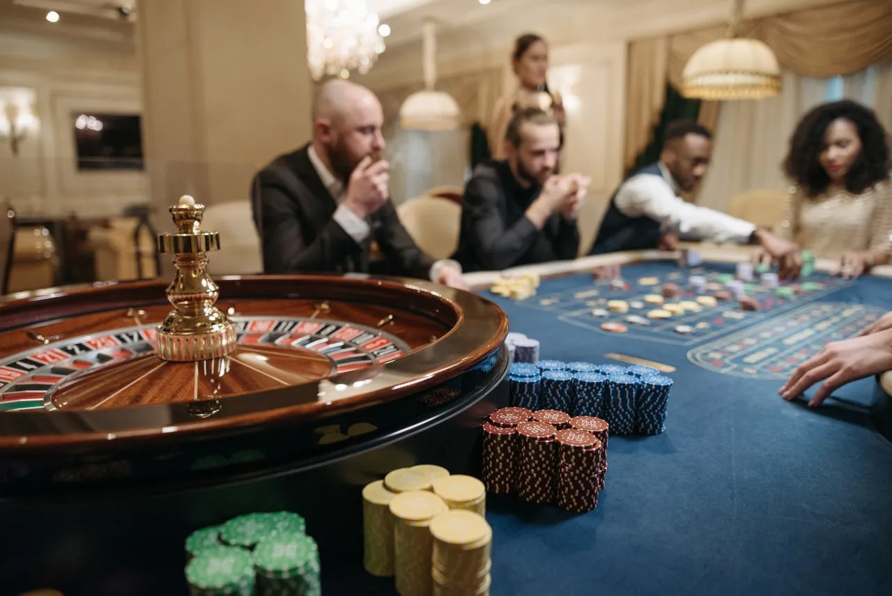 Croupier ved casinobord