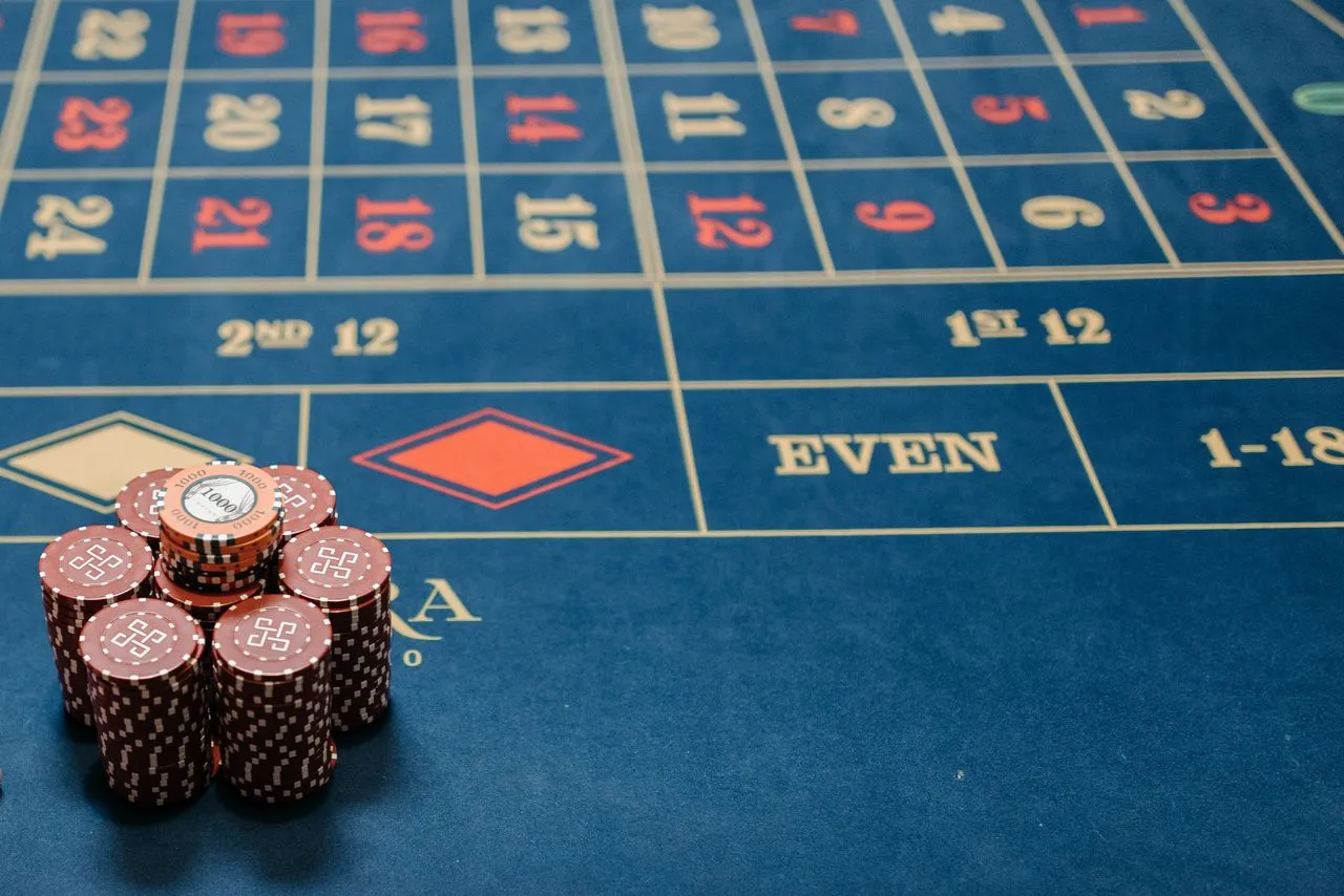 Klassisk casinobord med spillebrikker