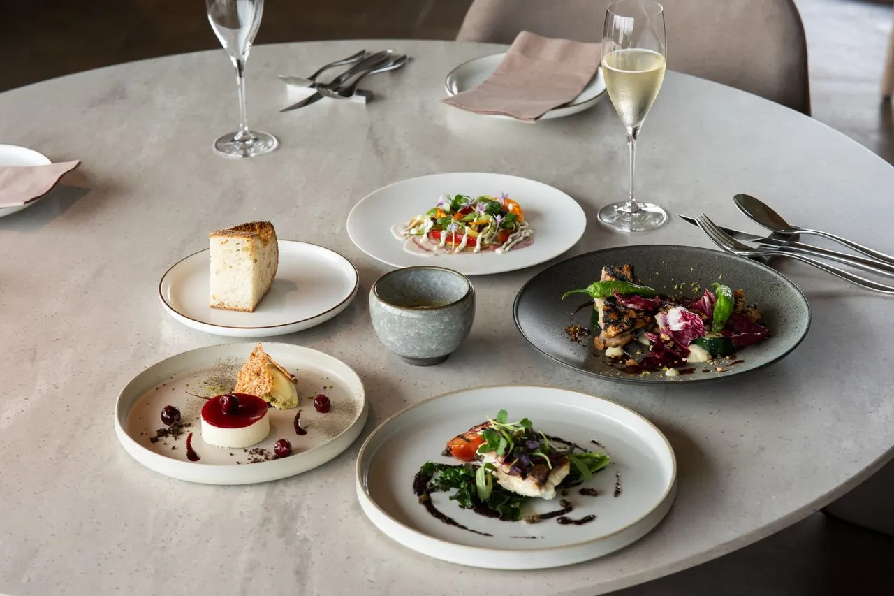 Måltid i hotellets nordiske restaurant